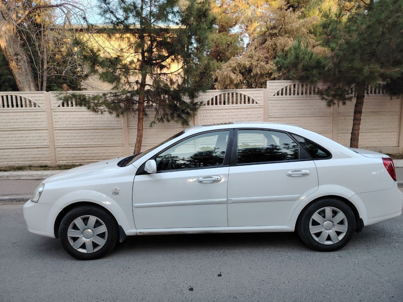 Lacetti 1.6 белая 2013год.есть метан