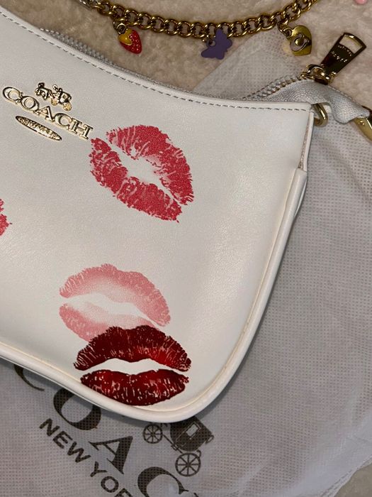 Чанта Coach бяла с целувки