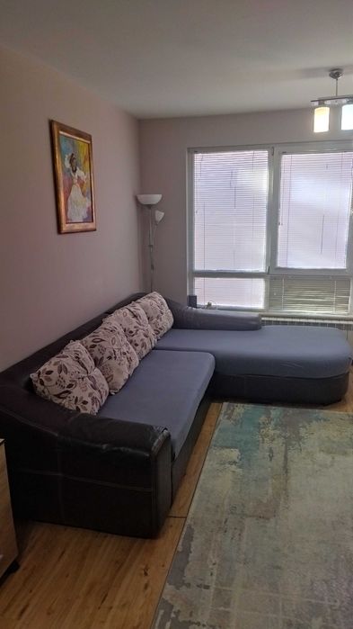 Ьглов диван с лежанка и функция за спане.