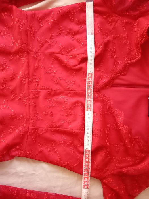 Vând rochie elegantă din dantela