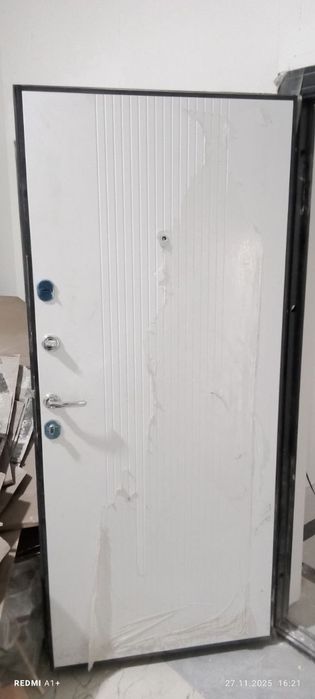 Eshik sotiladi srochno podezd eshigi yangi