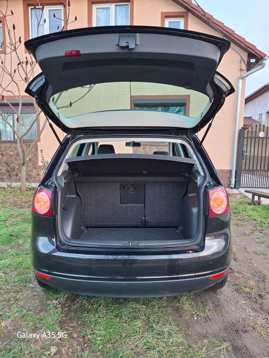 Golf 5 plus 1,6 benzină, 105cai, motor simplu.