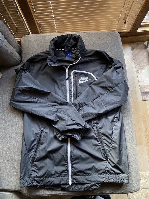 Черна ветровка Nike