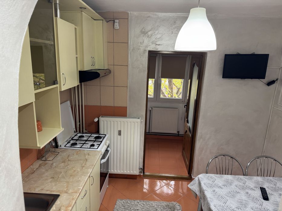 Inchiriez apartament 2 camere decomandat cu centrala ! Perioada lunga