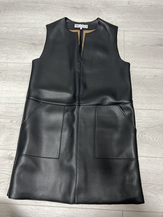 Къса черна рокля от изкуствена кожа на Zara.Носена само веднъж.