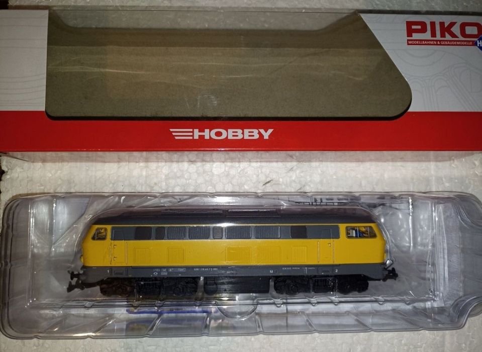 Locomotiva diesel piko BR218 

Lumini in funcție de direcția de mers
T