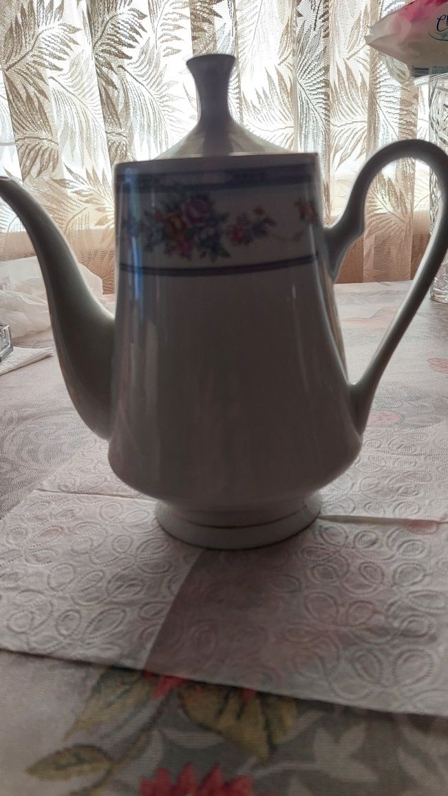 Фарфоровые чайник, 1.0 литра для домашнего использования.