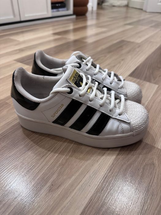 Продавам дамски маратонки Adidas