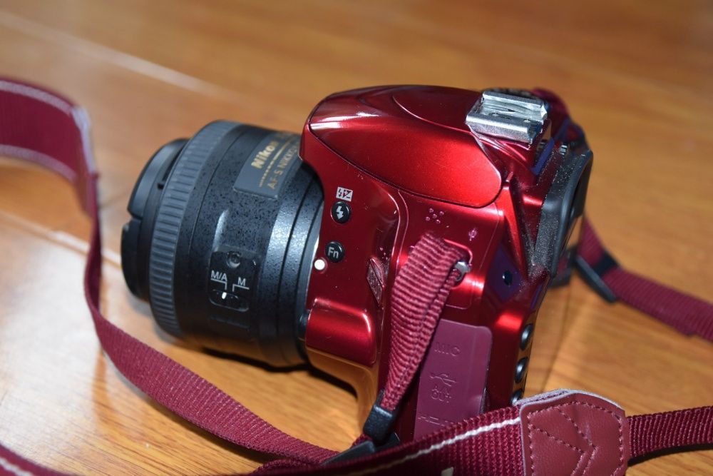 Aparat foto Nikon D3200 Rosu cu obiectiv Nikkor 35mm f/1.8G