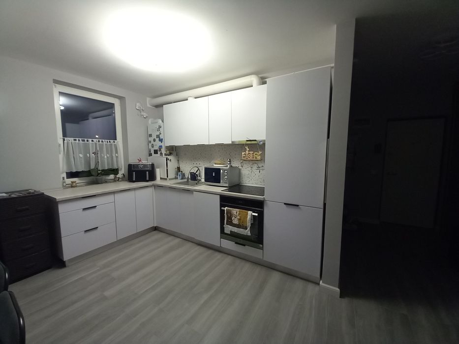 Închiriez apartament 2 camere.