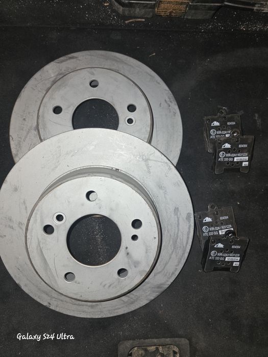 Комплект Дискове и накладки задни за Мерцедес W203 2005 година