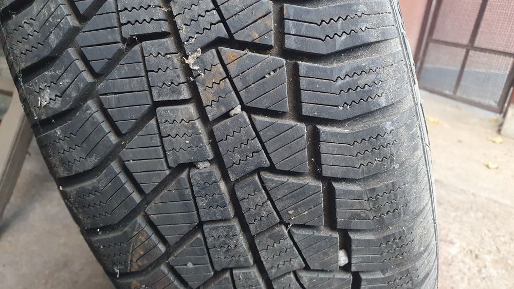 Vând 4 jante cu anvelope (roti) de iarnă 215/60 R17
