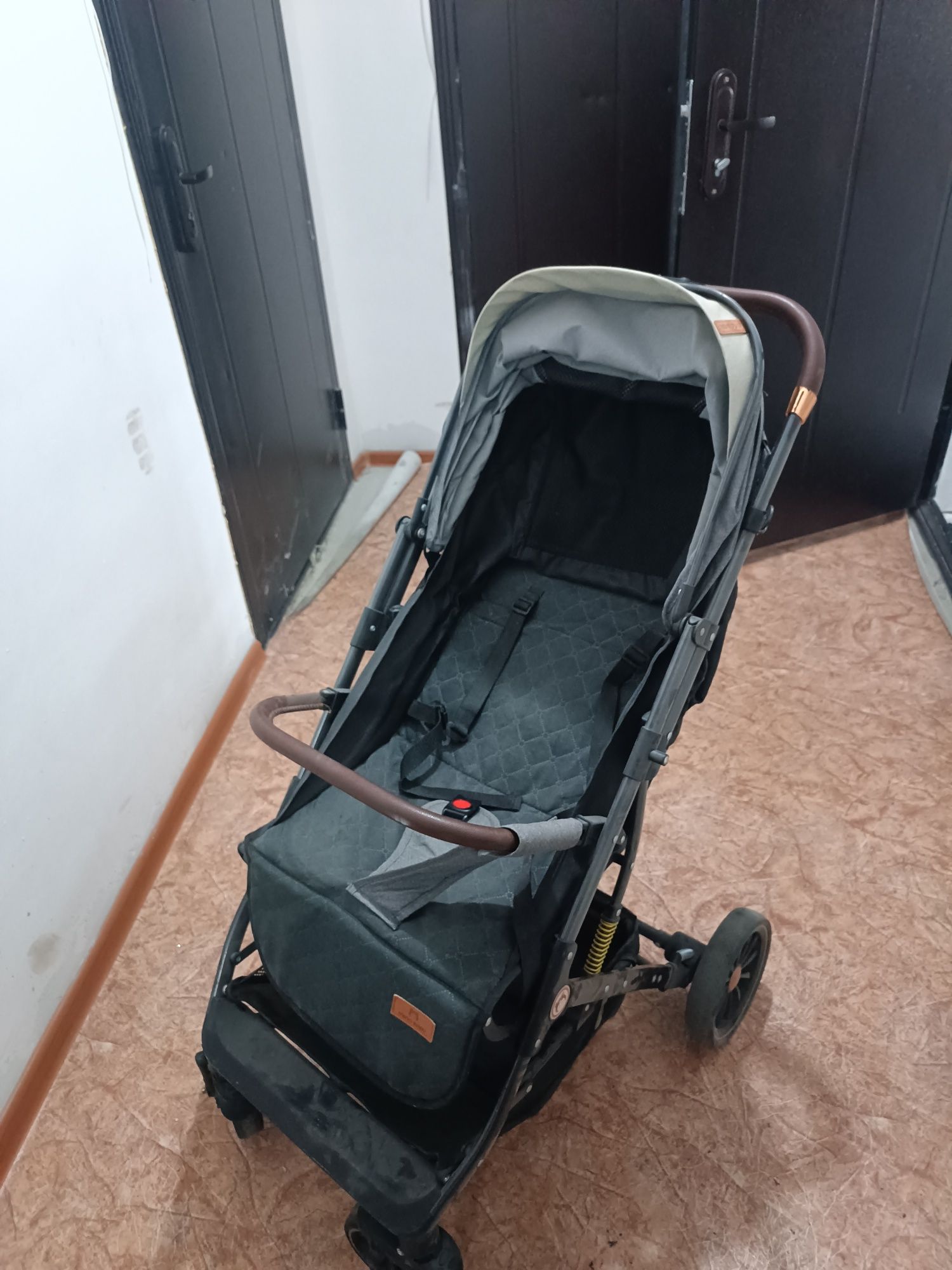 Продам прогулочную коляску