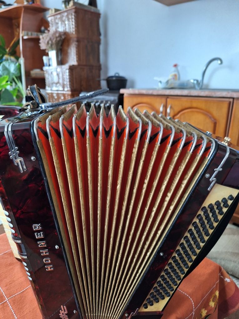 Vând acordeon  hohner  Verdi 2 80  basi  Acordat 8.80 Model Potcoava