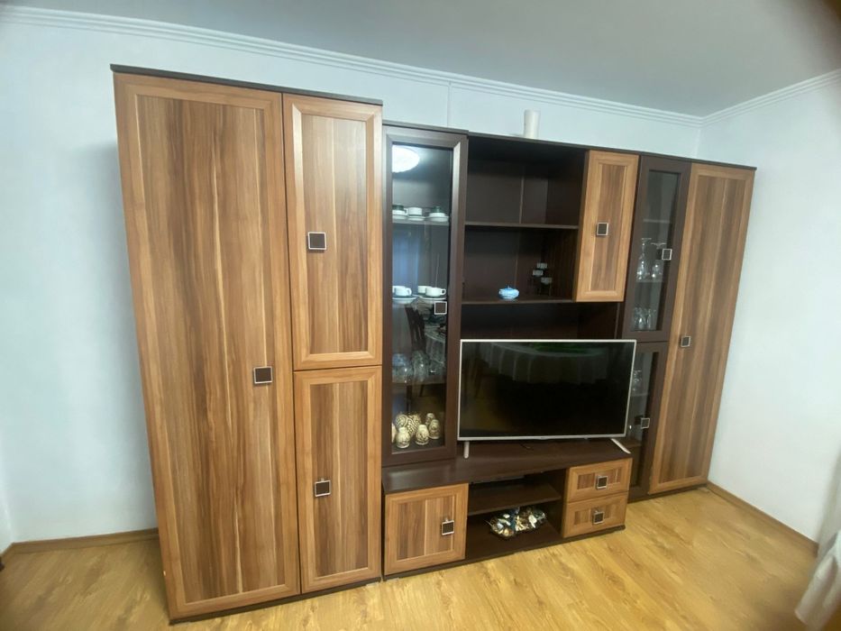 Mobilier living , culoare nuc închis