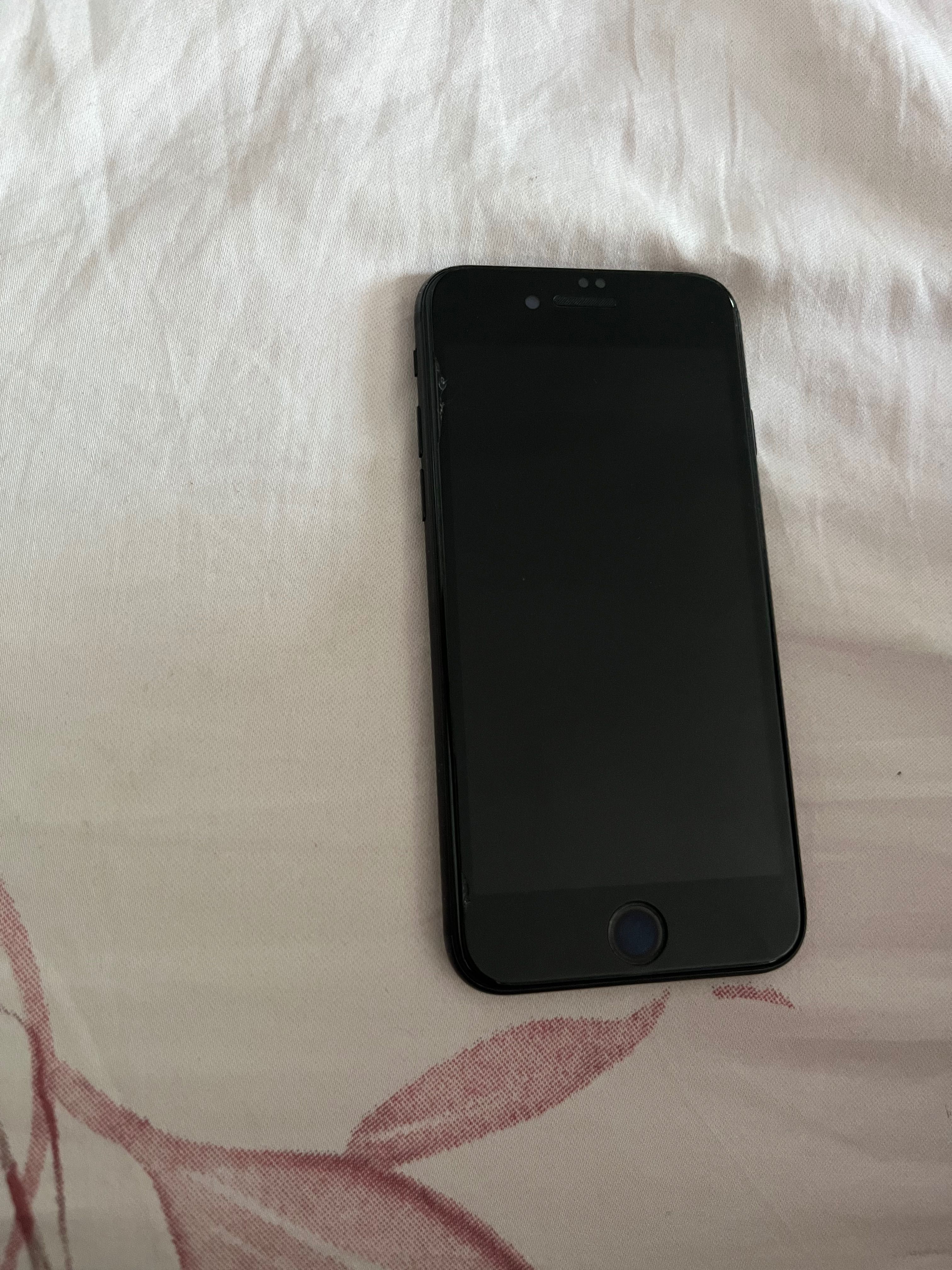 Продавам IPhone SE