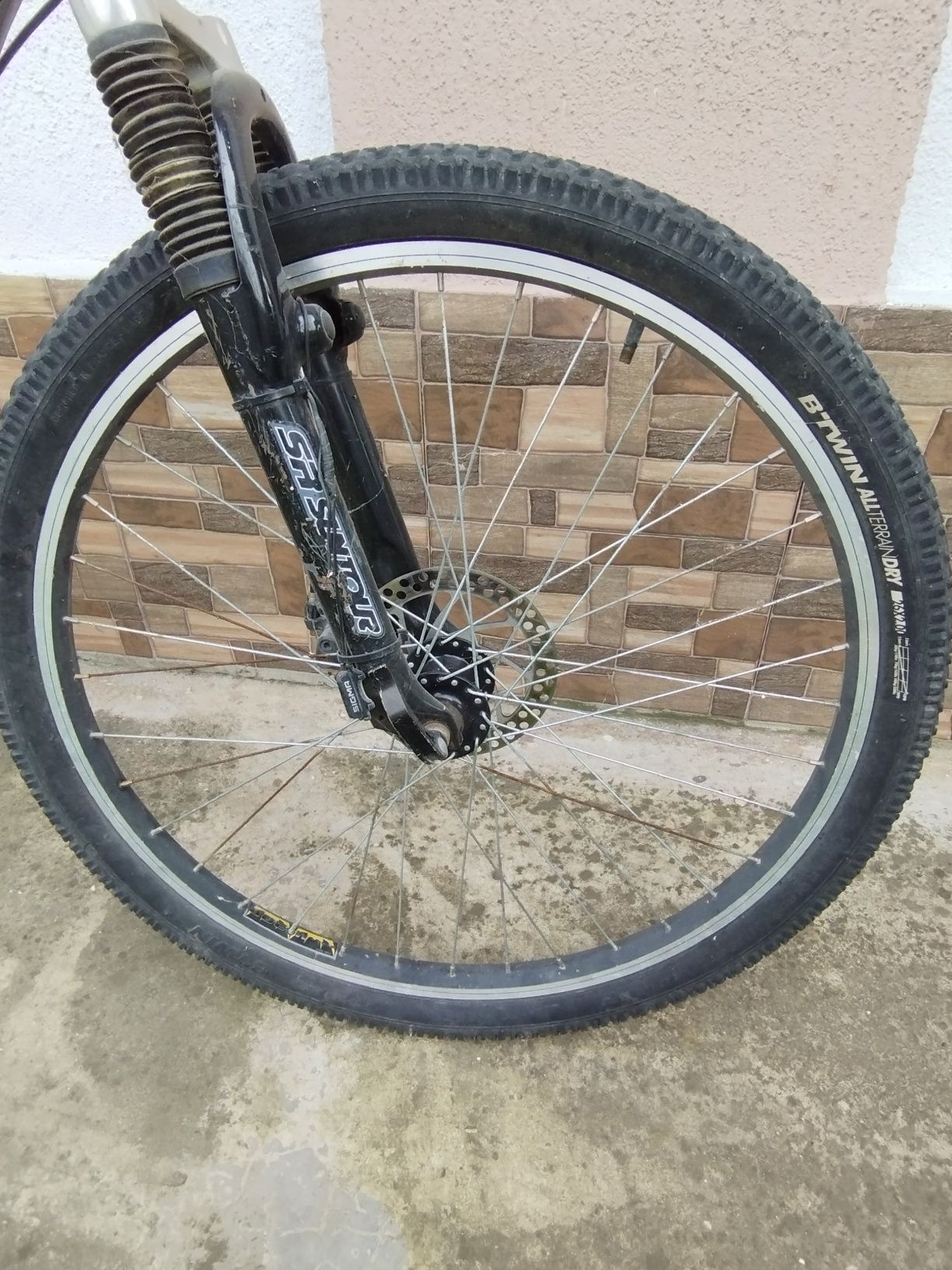Vând bicicletă  state foarte bună