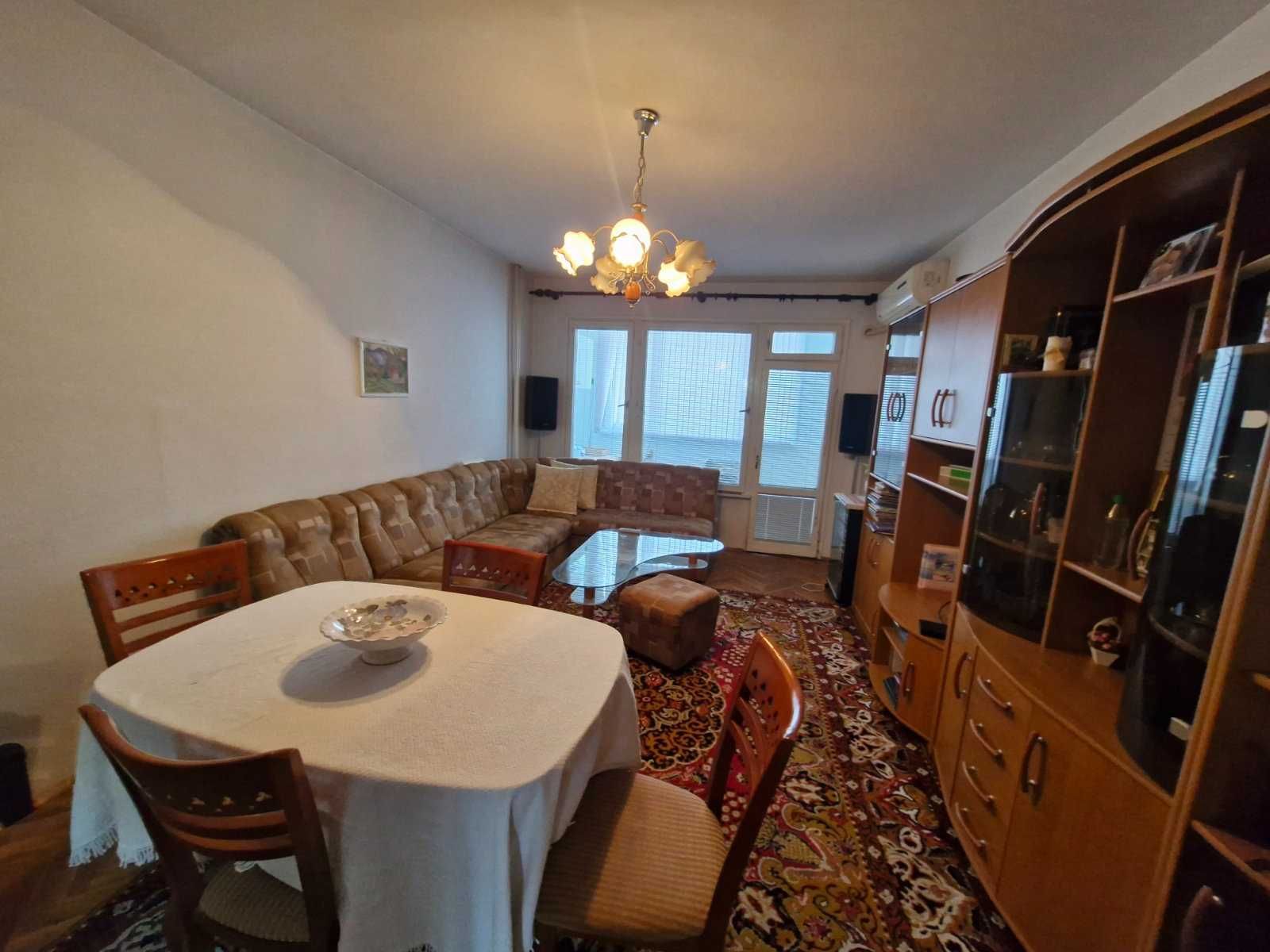 тристаен апартамент в саниран блок