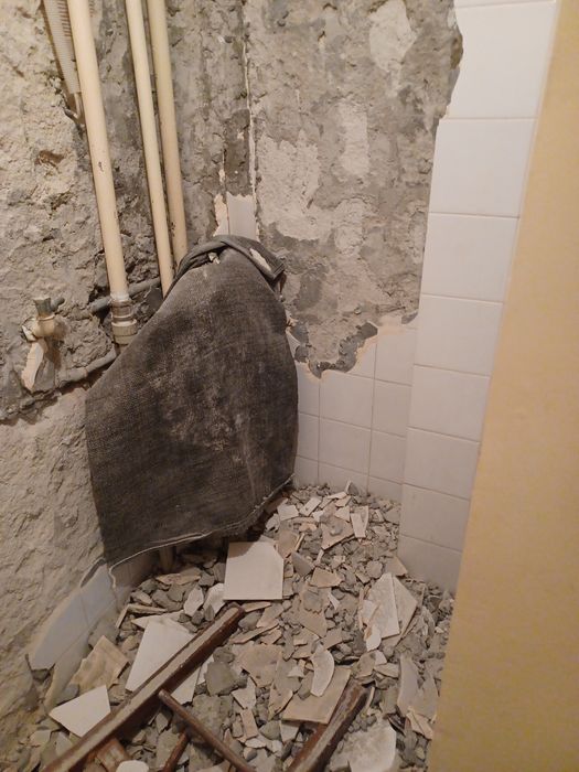 Кърти, чисти, стари мебели, мазета и тавани