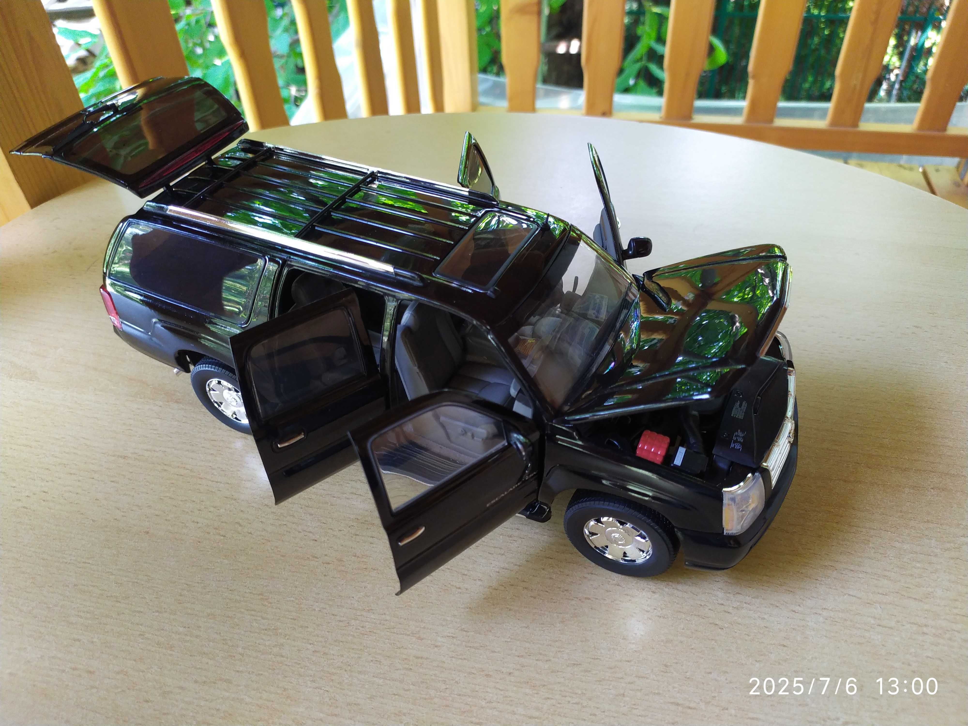 1 : 18 Метален модел на Cadillac Escalade ESV 2003, Ricko