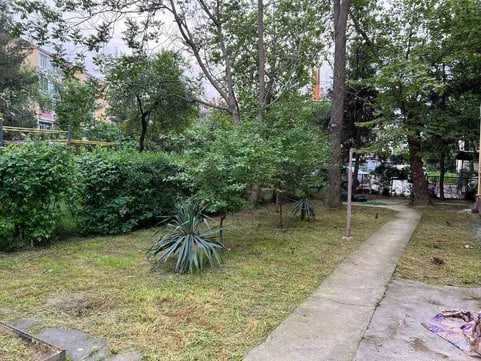 Продаётся квартира Юнусабад17 2 ком 1 этаж отличный двор и парковка