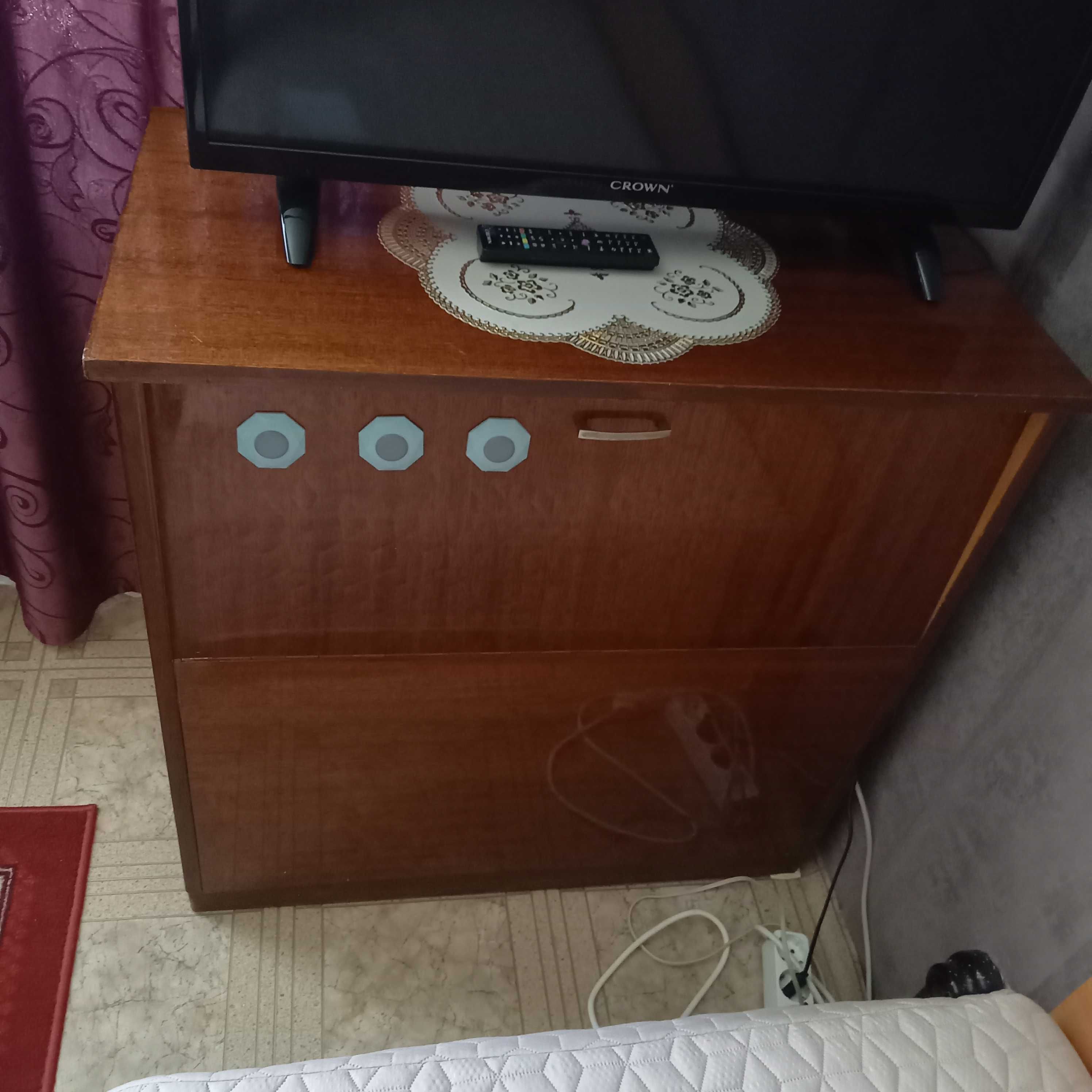 80лв за 1 легло ,маса 10лв,ракла10лв,килим20лв,шкаф10лв,табуретка 5лв