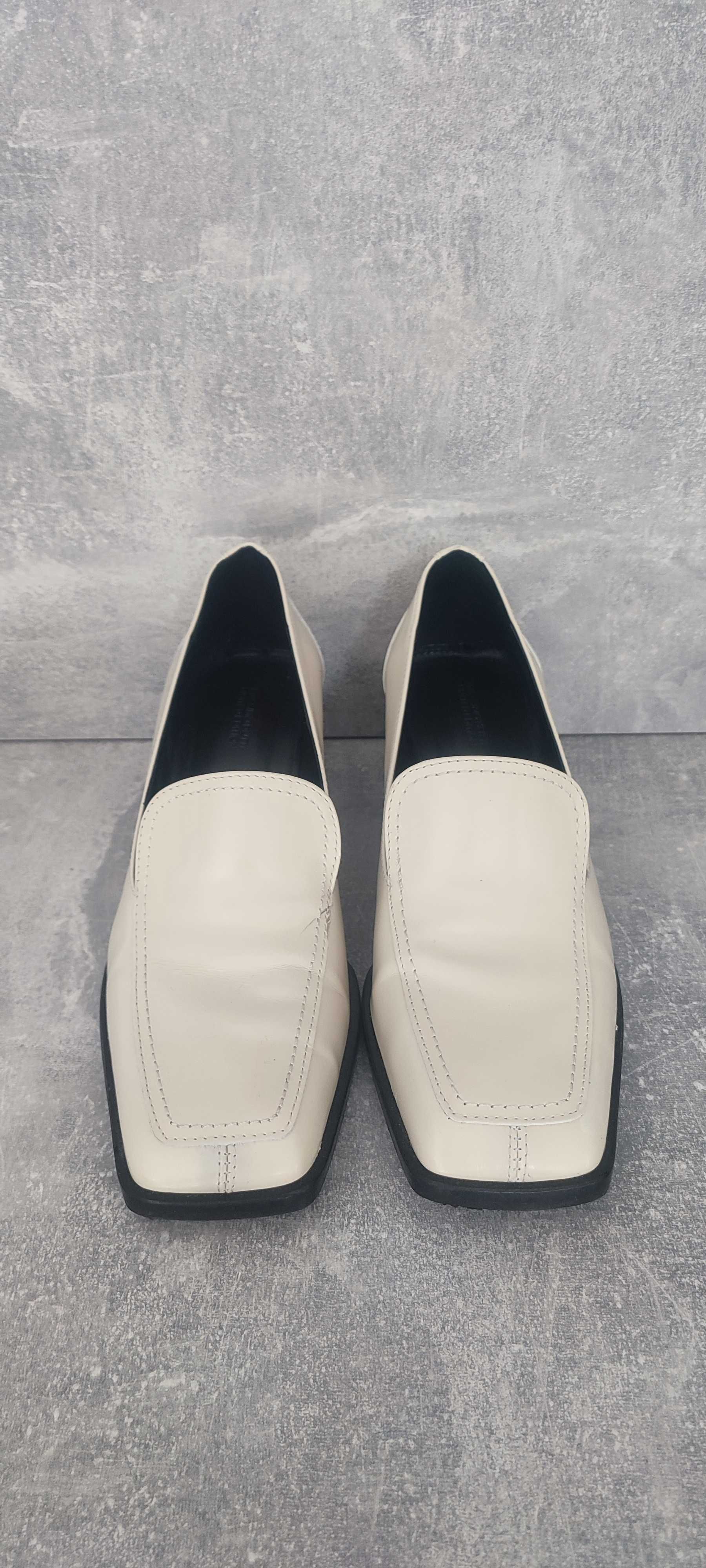 Дамски обувки на Massimo Dutti.