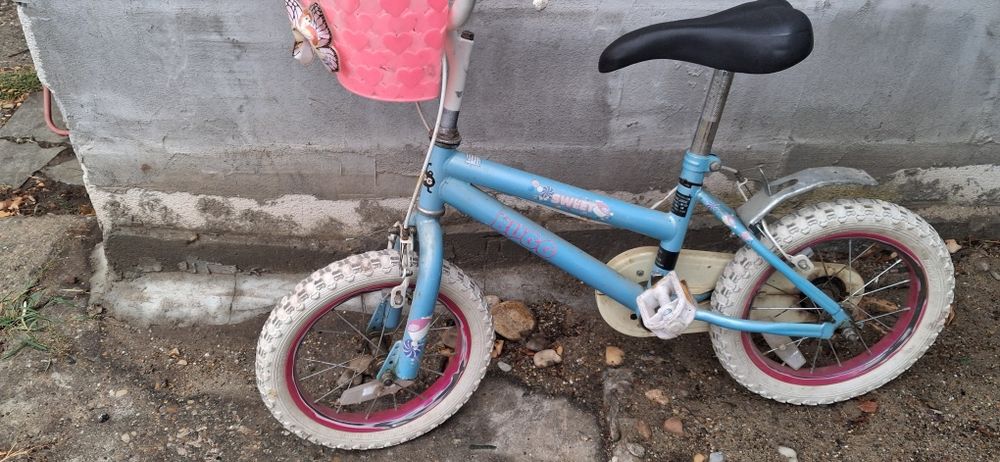 Bicicleta fetita cu roti ajutatoare