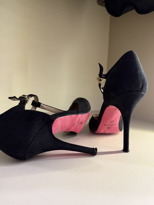 Елегантни обувки на висок ток