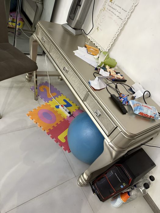 Vand masa de toaleta cu taburete