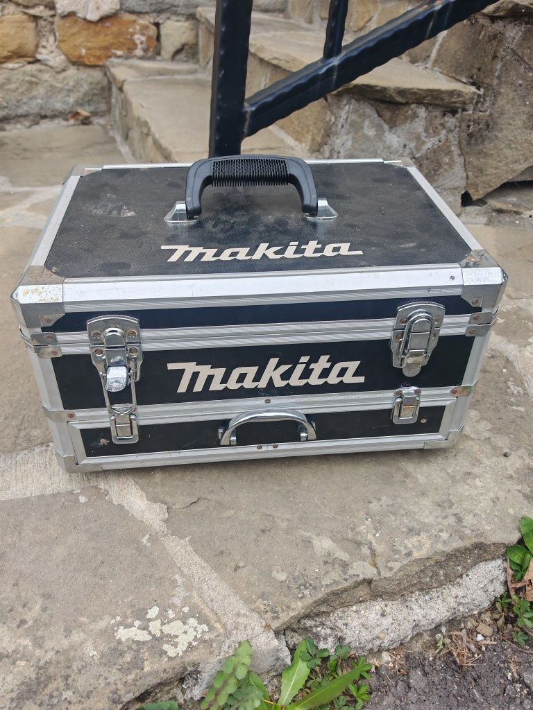 Продавам оригинален куфар макита