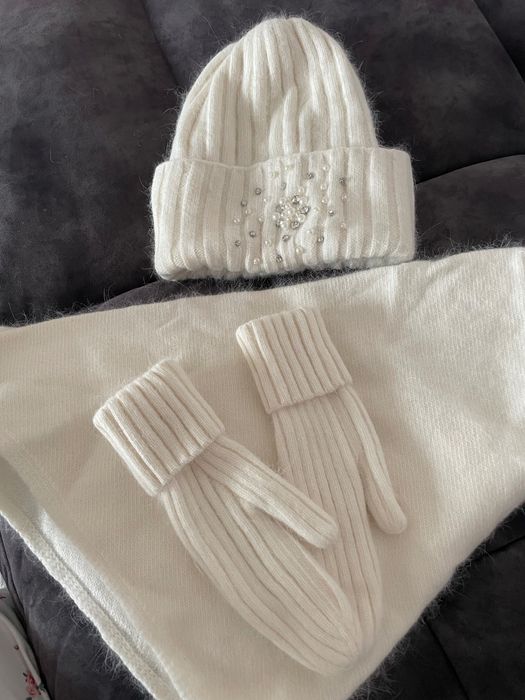 Продается комплект(шапка, шарф, варежки)