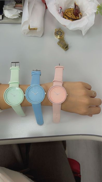 Часы модные наручные, некоторые из них Unisex. Имеется коробка.