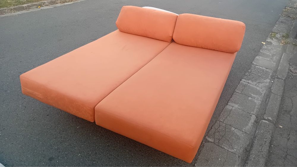 Canapea extensibila cu loc pentru haine