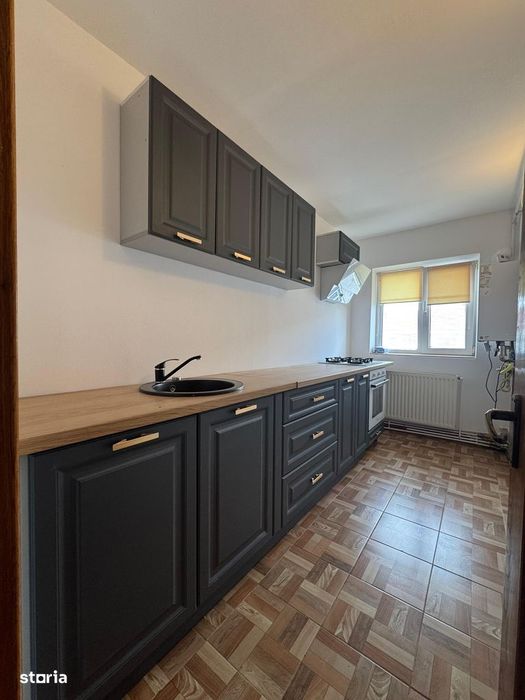 Apartament cu 3 camere, localizat în zona de sus a orașului.