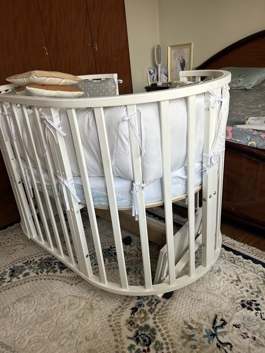 Манеж . Ак тусти, жана, колданылмаган, силыкка келген, жастыктары бар.