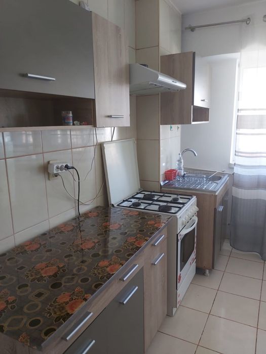 Inchiriez apartament Rovine