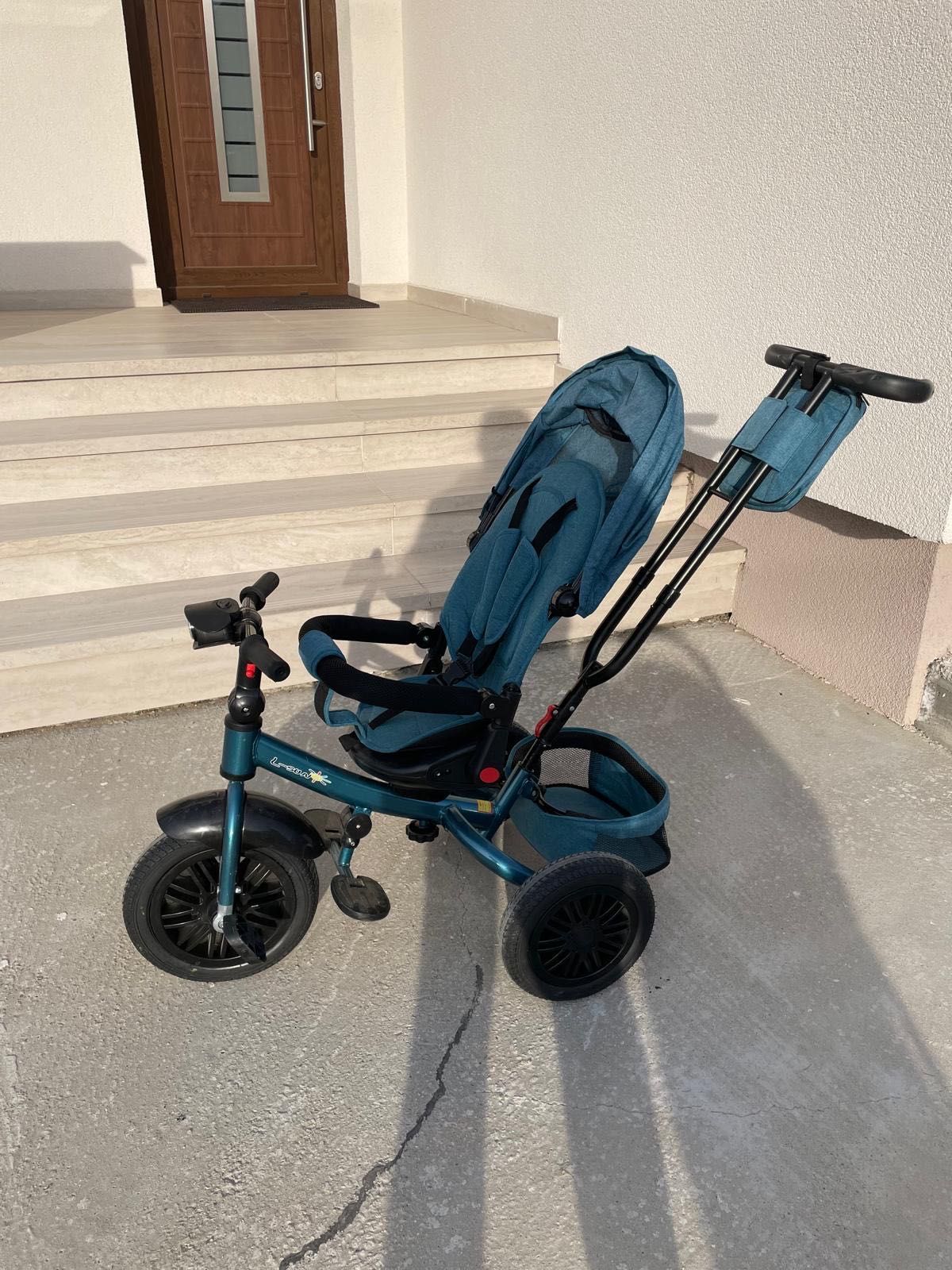 Tricicletă cu protecție pentru soare