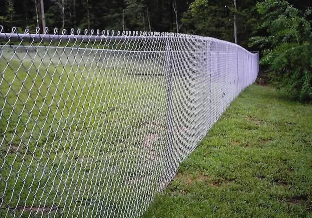 Inprejmuim terenuri cu plasa împletită cu fundație sau pilon de beton