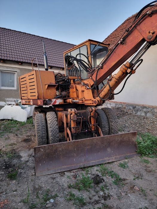 Vând excavator pe roti