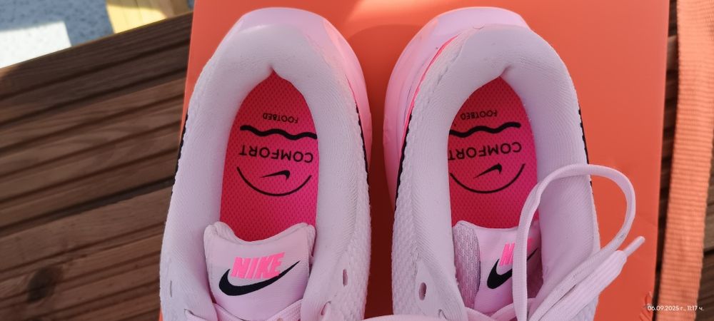 Маратонки NIKE W Revolution 8