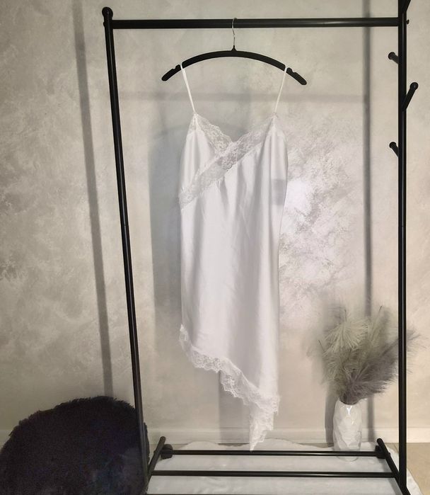 Сатенени рокли с дантела must have ZARA