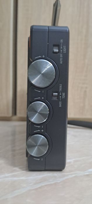 Vand radio TECSUN PL880 putin folosit ,impecabil, calitate audio excel