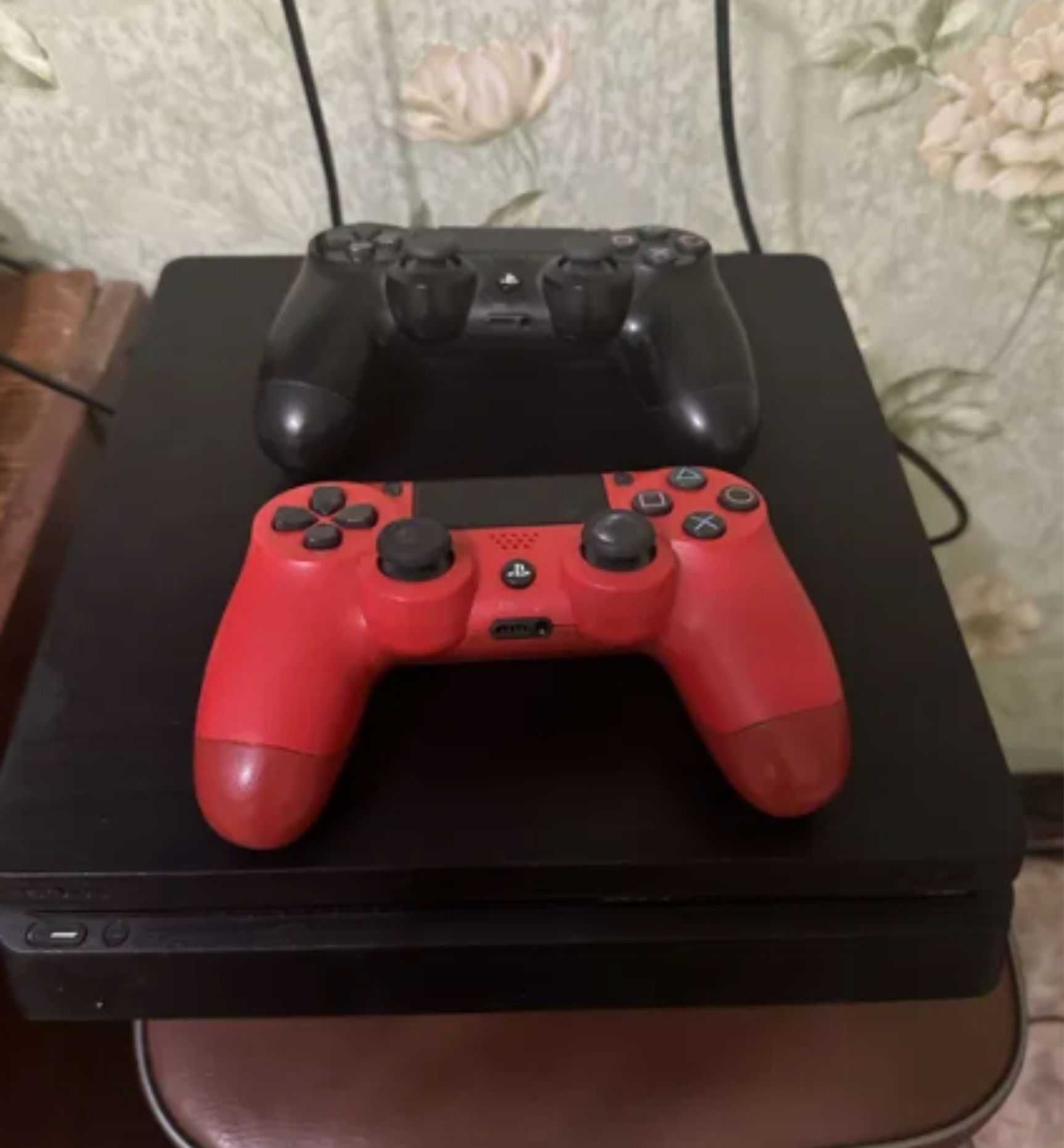 Продам Sony Play Station 4 slim