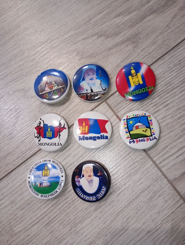 Продаются значки и монета