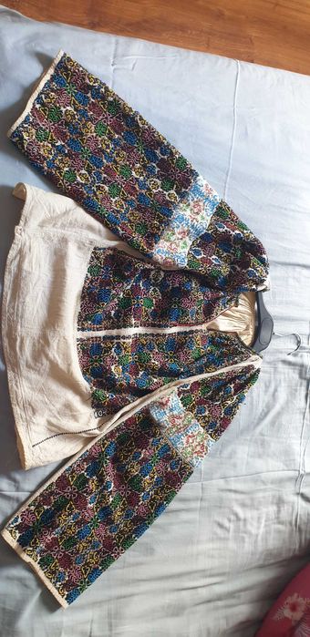 Ie tradițională brodata cu mărgele si paiete, model deosebit