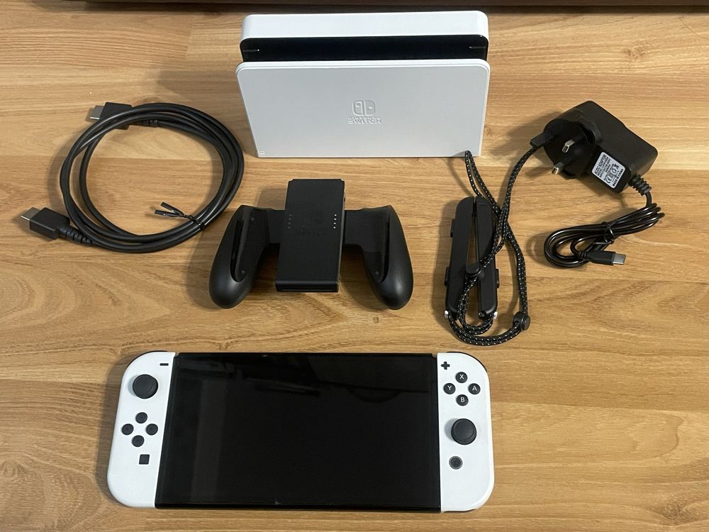 Nintendo switch OLED с подарък игри