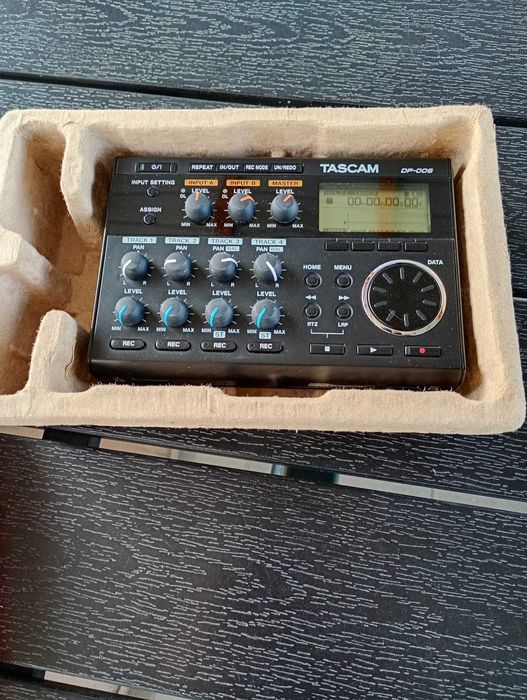 Vând Tascam DP 006