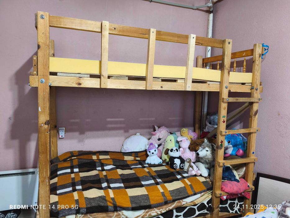 Продавам спалня и двуетажно легло.