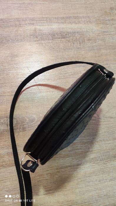 малка черна чантичка